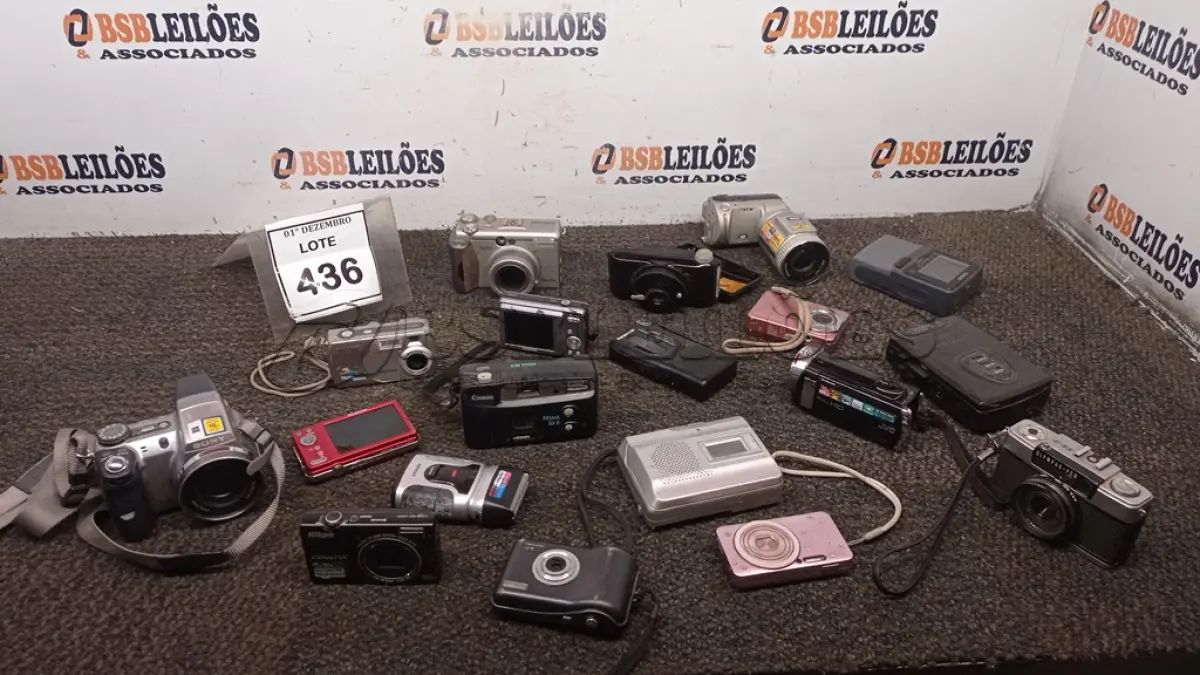 LOTE 436 - 14 CÂMERAS FOTOGRÁFICAS E 05 GRAVADORES DE VOZ MARCAS E MODELOS DIVERSOS. (NO ESTADO) ATENÇÃO! FAZER A VISITAÇÃO ANTES DE ARREMATAR, NÃO SABEMOS SE FUNCIONA, LEILÃO NÃO TEM GARANTIA E NEM DEVOLUÇÃO, SUJEITO A POSSÍVEIS AVARIAS VISÍVEIS/OCULTAS E/OU AUSÊNCIA DE COMPONENTES.