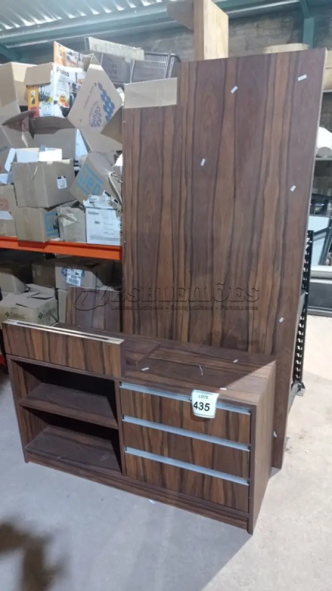 LOTE 435 - 01 RACK MADEIRA. (NO ESTADO) ATENÇÃO! FAZER A VISITAÇÃO ANTES DE ARREMATAR, NÃO SABEMOS SE FUNCIONA, LEILÃO NÃO TEM GARANTIA E NEM DEVOLUÇÃO, SUJEITO A POSSÍVEIS AVARIAS VISÍVEIS/OCULTAS E/OU AUSÊNCIA DE COMPONENTES.