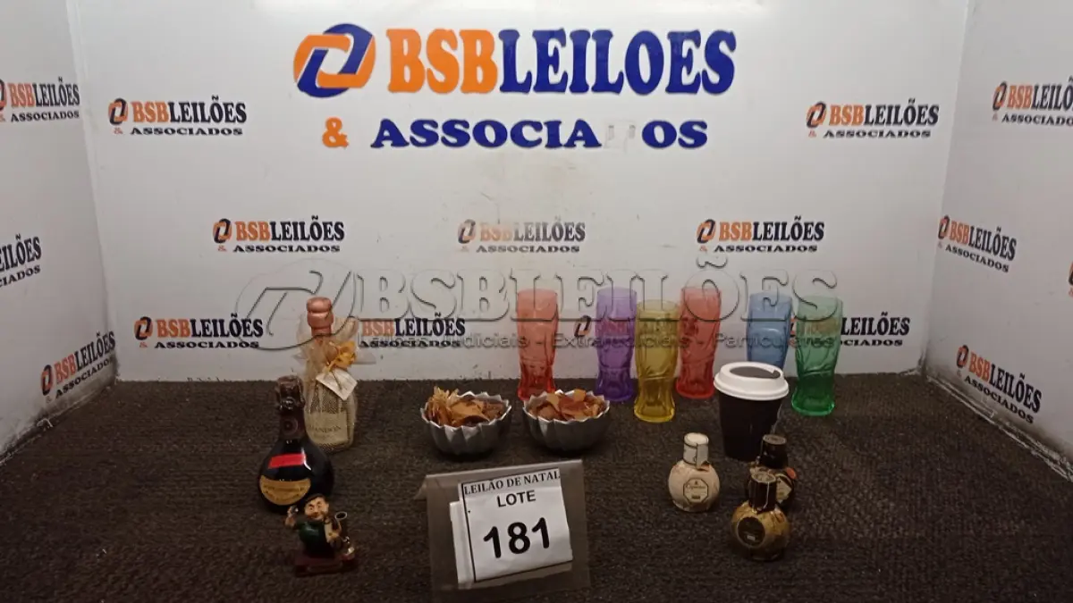 LOTE 181 - 06 COPOS PERSONALIZADOS MARCA COCA COLA, 05 GARRAFAS DECORATIVAS E 02 VASOS DECORATIVO PEQUENOS. (NO ESTADO) ATENÇÃO! FAZER A VISITAÇÃO ANTES DE ARREMATAR, NÃO SABEMOS SE FUNCIONA, LEILÃO NÃO TEM GARANTIA E NEM DEVOLUÇÃO, SUJEITO A POSSÍVEIS AVARIAS VISÍVEIS/OCULTAS E/OU AUSÊNCIA DE COMPONENTES.