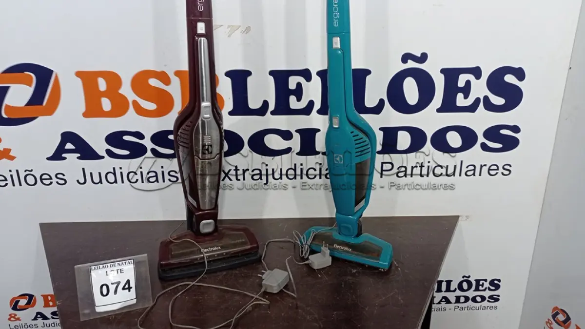 LOTE 074 - 02 ASPIRADORES DE PÓ MARCA ELECTROLUX. (NO ESTADO) ATENÇÃO! FAZER A VISITAÇÃO ANTES DE ARREMATAR, NÃO SABEMOS SE FUNCIONA, LEILÃO NÃO TEM GARANTIA E NEM DEVOLUÇÃO, SUJEITO A POSSÍVEIS AVARIAS VISÍVEIS/OCULTAS E/OU AUSÊNCIA DE COMPONENTES.