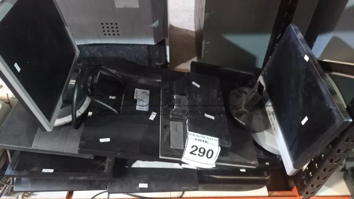 LOTE 290 - 01 LOTE COM VÁRIOS MONITORES DE MARCAS E MODELOS DIVERSOS. (NO ESTADO) ATENÇÃO! FAZER A VISITAÇÃO ANTES DE ARREMATAR, NÃO SABEMOS SE FUNCIONA, LEILÃO NÃO TEM GARANTIA E NEM DEVOLUÇÃO, SUJEITO A POSSÍVEIS AVARIAS VISÍVEIS/OCULTAS E/OU AUSÊNCIA DE COMPONENTES.