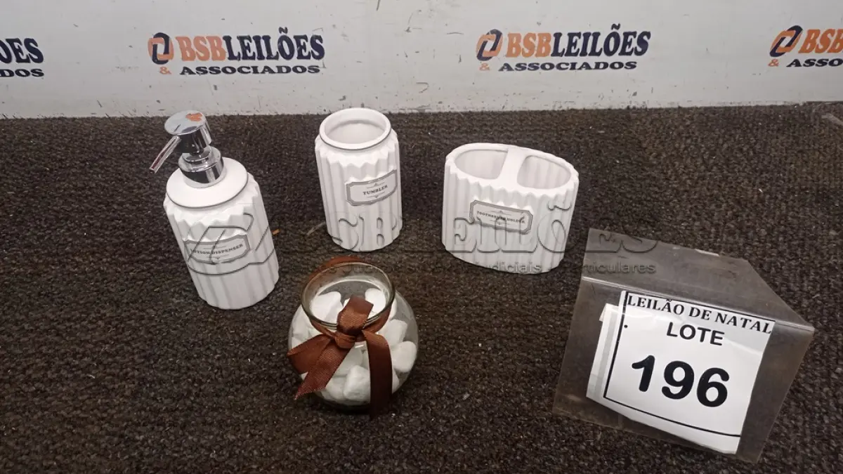 LOTE 196 - 01 CONJUNTO DE UTENSÍLIOS PARA BANHEIRO. (NO ESTADO) ATENÇÃO! FAZER A VISITAÇÃO ANTES DE ARREMATAR, NÃO SABEMOS SE FUNCIONA, LEILÃO NÃO TEM GARANTIA E NEM DEVOLUÇÃO, SUJEITO A POSSÍVEIS AVARIAS VISÍVEIS/OCULTAS E/OU AUSÊNCIA DE COMPONENTES.