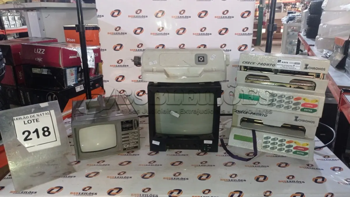 LOTE 218 - 02 TVS PORTÁTEIS, 01 RELÓGIO DE PAREDE E 01 FONTE DE ALIMENTAÇÃO PARA LIMPADOR DE PISCINA. (NO ESTADO) ATENÇÃO! FAZER A VISITAÇÃO ANTES DE ARREMATAR, NÃO SABEMOS SE FUNCIONA, LEILÃO NÃO TEM GARANTIA E NEM DEVOLUÇÃO, SUJEITO A POSSÍVEIS AVARIAS VISÍVEIS/OCULTAS E/OU AUSÊNCIA DE COMPONENTES.