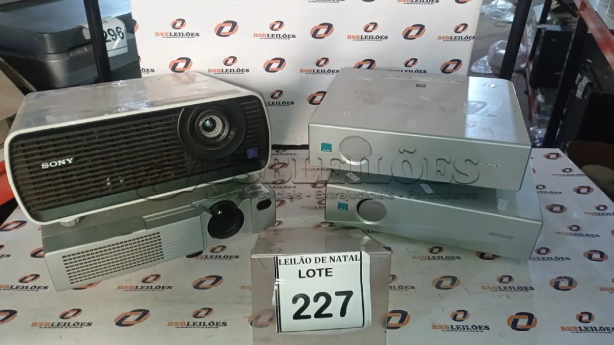 LOTE 227 - 01 PROJETOR MARCA HITACHI E 03 PROJETORES MARCA SONY. (NO ESTADO) ATENÇÃO! FAZER A VISITAÇÃO ANTES DE ARREMATAR, NÃO SABEMOS SE FUNCIONA, LEILÃO NÃO TEM GARANTIA E NEM DEVOLUÇÃO, SUJEITO A POSSÍVEIS AVARIAS VISÍVEIS/OCULTAS E/OU AUSÊNCIA DE COMPONENTES.