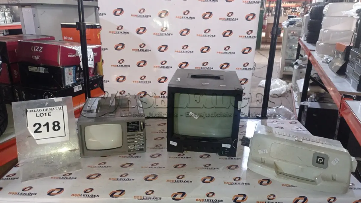 LOTE 218 - 02 TVS PORTÁTEIS, 01 RELÓGIO DE PAREDE E 01 FONTE DE ALIMENTAÇÃO PARA LIMPADOR DE PISCINA. (NO ESTADO) ATENÇÃO! FAZER A VISITAÇÃO ANTES DE ARREMATAR, NÃO SABEMOS SE FUNCIONA, LEILÃO NÃO TEM GARANTIA E NEM DEVOLUÇÃO, SUJEITO A POSSÍVEIS AVARIAS VISÍVEIS/OCULTAS E/OU AUSÊNCIA DE COMPONENTES.