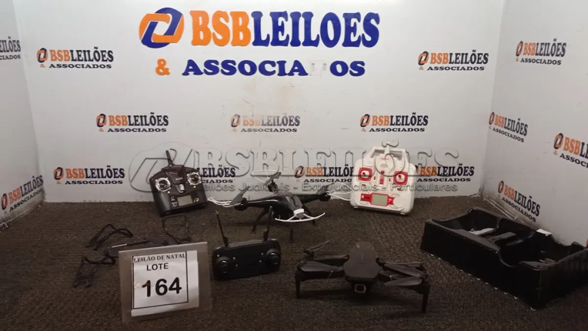 LOTE 164 - 02 DRONES. (NO ESTADO) ATENÇÃO! FAZER A VISITAÇÃO ANTES DE ARREMATAR, NÃO SABEMOS SE FUNCIONA, LEILÃO NÃO TEM GARANTIA E NEM DEVOLUÇÃO, SUJEITO A POSSÍVEIS AVARIAS VISÍVEIS/OCULTAS E/OU AUSÊNCIA DE COMPONENTES.