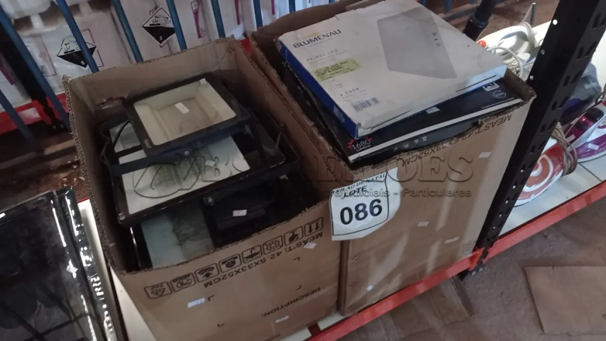 LOTE 086 - 01 LOTE COM GRANDE QUANTIDADE DE LUMINÁRIAS DE MARCAS E MODELOS DIVERSOS. (NO ESTADO) ATENÇÃO! FAZER A VISITAÇÃO ANTES DE ARREMATAR, NÃO SABEMOS SE FUNCIONA, LEILÃO NÃO TEM GARANTIA E NEM DEVOLUÇÃO, SUJEITO A POSSÍVEIS AVARIAS VISÍVEIS/OCULTAS E/OU AUSÊNCIA DE COMPONENTES.