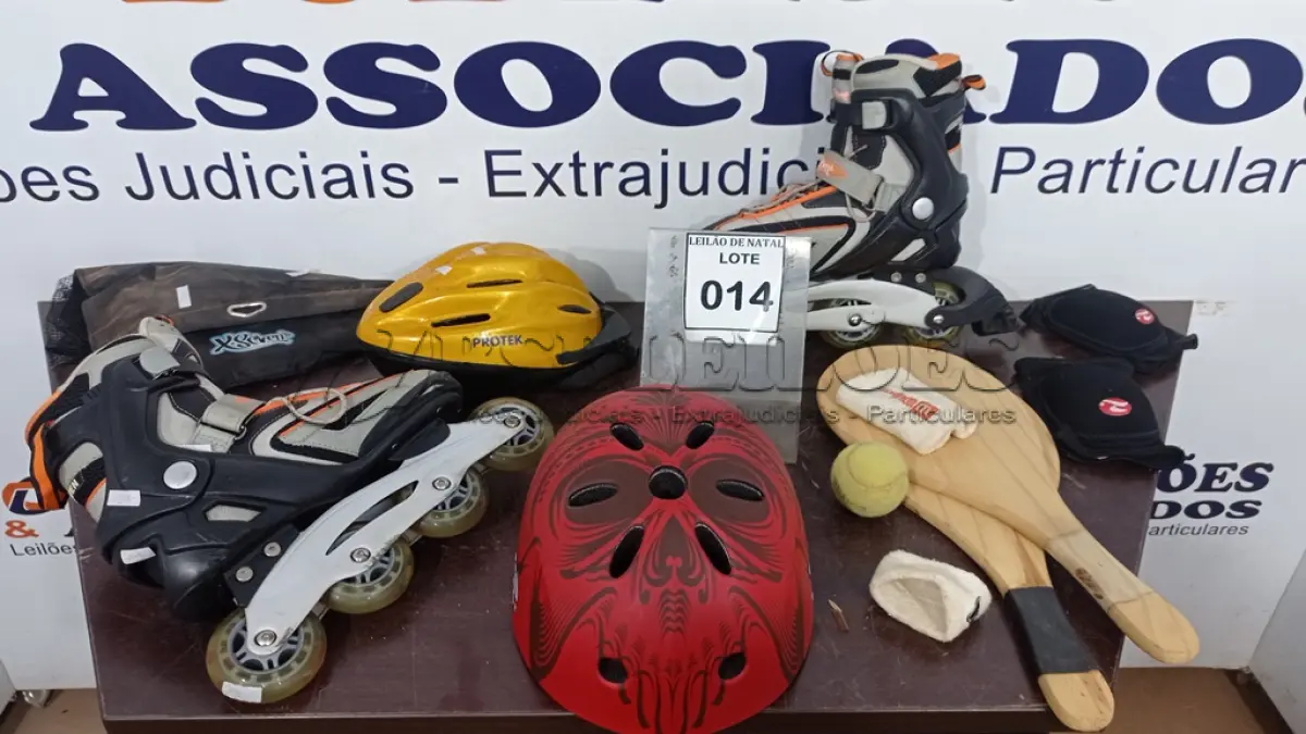 LOTE 014 - 01 PAR DE PATINS, 02 CAPACETES DE PROTEÇÃO E JOELHEIRAS. (NO ESTADO) ATENÇÃO! FAZER A VISITAÇÃO ANTES DE ARREMATAR, NÃO SABEMOS SE FUNCIONA, LEILÃO NÃO TEM GARANTIA E NEM DEVOLUÇÃO, SUJEITO A POSSÍVEIS AVARIAS VISÍVEIS/OCULTAS E/OU AUSÊNCIA DE COMPONENTES.