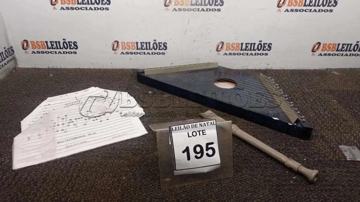 LOTE 195 - 01 MINI CÍTARA E 01 FLAUTA DOCE. (NO ESTADO) ATENÇÃO! FAZER A VISITAÇÃO ANTES DE ARREMATAR, NÃO SABEMOS SE FUNCIONA, LEILÃO NÃO TEM GARANTIA E NEM DEVOLUÇÃO, SUJEITO A POSSÍVEIS AVARIAS VISÍVEIS/OCULTAS E/OU AUSÊNCIA DE COMPONENTES.