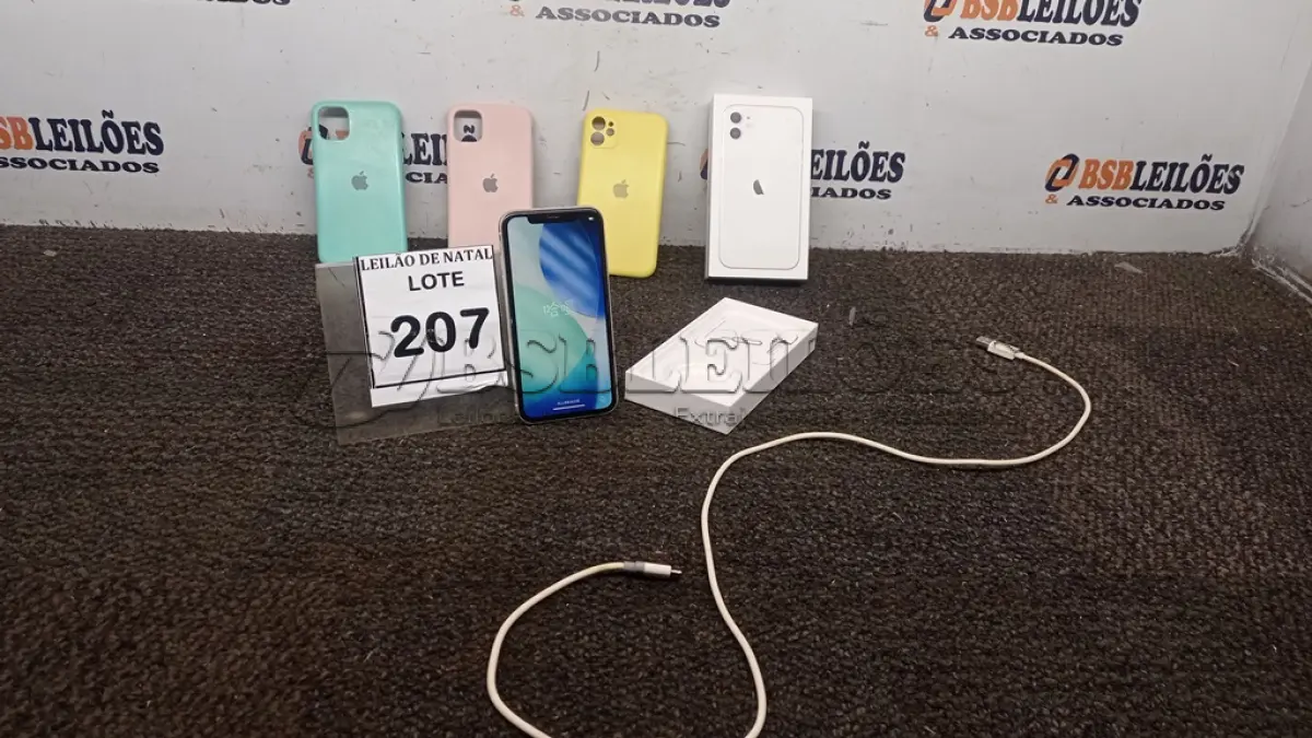 LOTE 207 - 01 IPHONE 11 64GB BRANCO SERIE: 351082463788482, CARREGADOR E 03 CAPINHAS. (NO ESTADO) ATENÇÃO! FAZER A VISITAÇÃO ANTES DE ARREMATAR, NÃO SABEMOS SE FUNCIONA, LEILÃO NÃO TEM GARANTIA E NEM DEVOLUÇÃO, SUJEITO A POSSÍVEIS AVARIAS VISÍVEIS/OCULTAS E/OU AUSÊNCIA DE COMPONENTES.