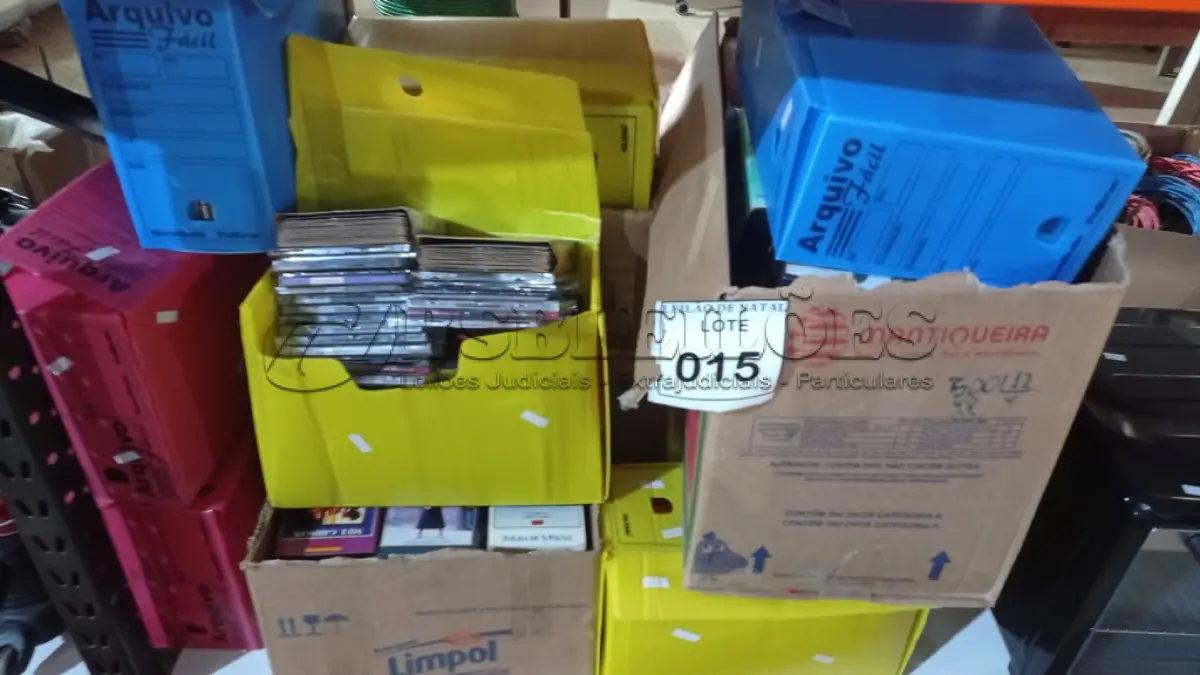 LOTE 015 - 01 LOTE COM GRANDE QUANTIDADE DE CDS, DVDS E FITAS DE VÍDEO CASSETE GÊNEROS DIVERSOS. (NO ESTADO) ATENÇÃO! FAZER A VISITAÇÃO ANTES DE ARREMATAR, NÃO SABEMOS SE FUNCIONA, LEILÃO NÃO TEM GARANTIA E NEM DEVOLUÇÃO, SUJEITO A POSSÍVEIS AVARIAS VISÍVEIS/OCULTAS E/OU AUSÊNCIA DE COMPONENTES.