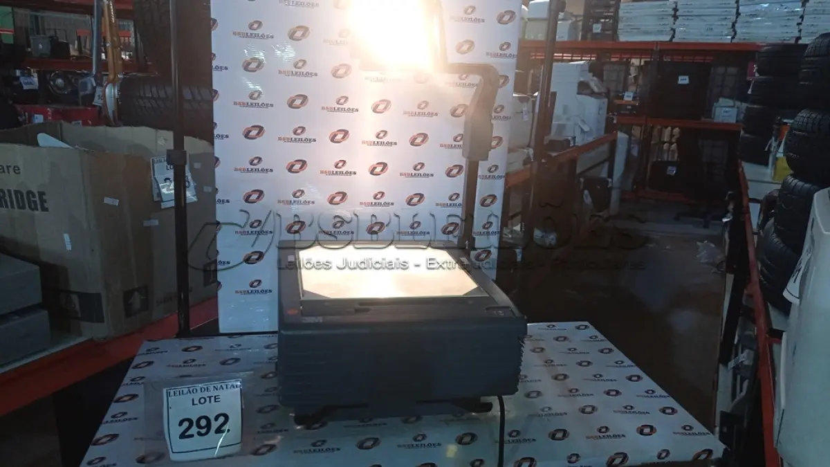 LOTE 292 - 01 RETROPROJETOR. (NO ESTADO) ATENÇÃO! FAZER A VISITAÇÃO ANTES DE ARREMATAR, NÃO SABEMOS SE FUNCIONA, LEILÃO NÃO TEM GARANTIA E NEM DEVOLUÇÃO, SUJEITO A POSSÍVEIS AVARIAS VISÍVEIS/OCULTAS E/OU AUSÊNCIA DE COMPONENTES.