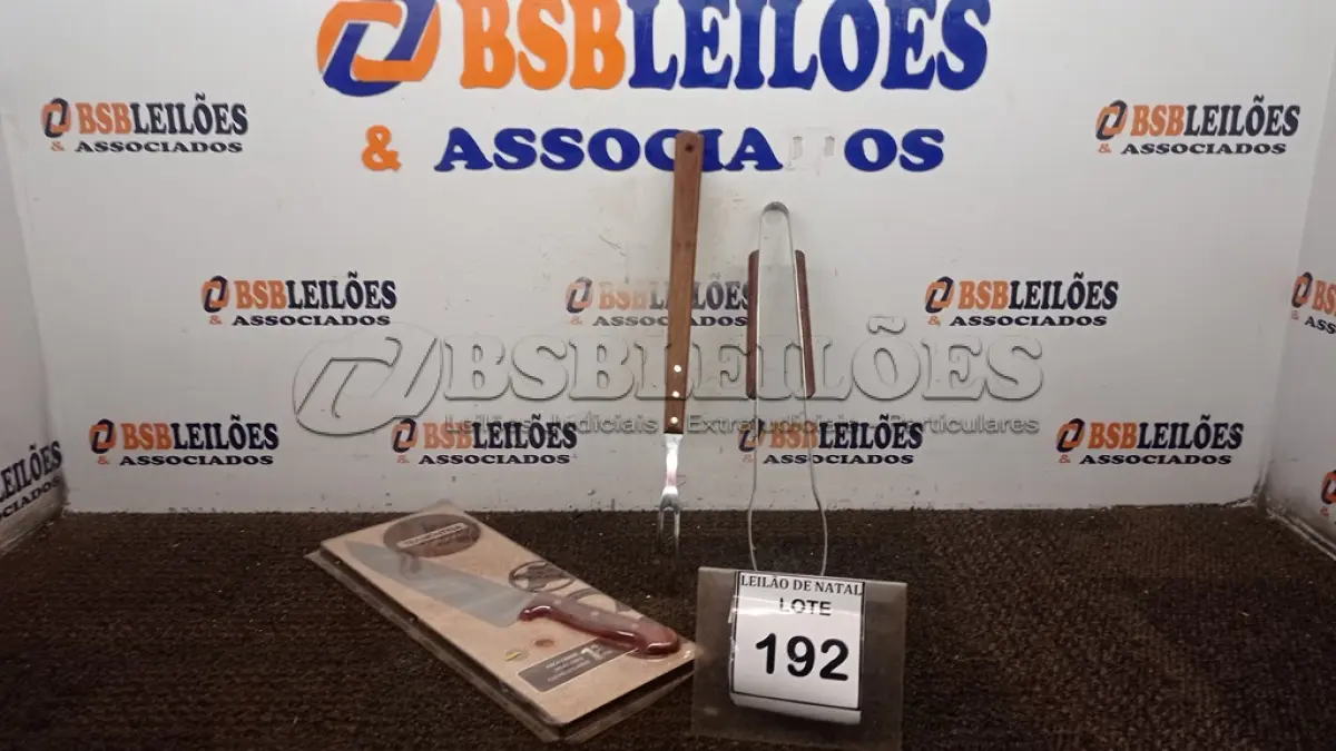 LOTE 192 - 01 KIT PARA CHURRASCO. (NO ESTADO) ATENÇÃO! FAZER A VISITAÇÃO ANTES DE ARREMATAR, NÃO SABEMOS SE FUNCIONA, LEILÃO NÃO TEM GARANTIA E NEM DEVOLUÇÃO, SUJEITO A POSSÍVEIS AVARIAS VISÍVEIS/OCULTAS E/OU AUSÊNCIA DE COMPONENTES.