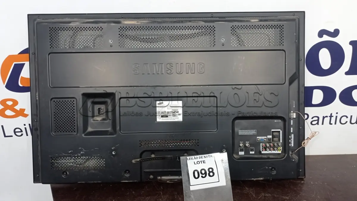 LOTE 098 - 01 TV SAMSUNG 42” PLASMA.  (NO ESTADO) ATENÇÃO! FAZER A VISITAÇÃO ANTES DE ARREMATAR, NÃO SABEMOS SE FUNCIONA, LEILÃO NÃO TEM GARANTIA E NEM DEVOLUÇÃO, SUJEITO A POSSÍVEIS AVARIAS VISÍVEIS/OCULTAS E/OU AUSÊNCIA DE COMPONENTES.