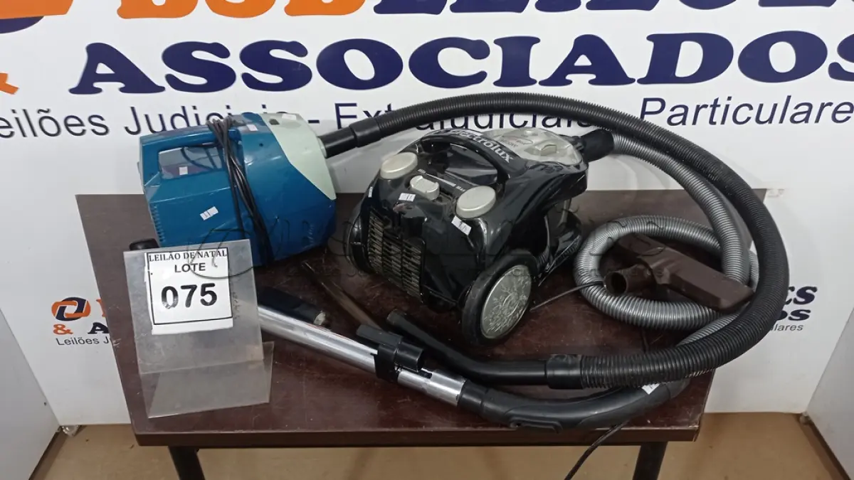 LOTE 075 - 02 ASPIRADORES DE PÓ MARCAS ELECTROLUX E ARNO. (NO ESTADO) ATENÇÃO! FAZER A VISITAÇÃO ANTES DE ARREMATAR, NÃO SABEMOS SE FUNCIONA, LEILÃO NÃO TEM GARANTIA E NEM DEVOLUÇÃO, SUJEITO A POSSÍVEIS AVARIAS VISÍVEIS/OCULTAS E/OU AUSÊNCIA DE COMPONENTES.