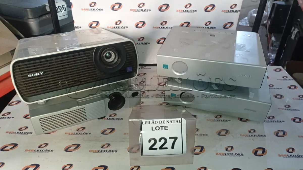 LOTE 227 - 01 PROJETOR MARCA HITACHI E 03 PROJETORES MARCA SONY. (NO ESTADO) ATENÇÃO! FAZER A VISITAÇÃO ANTES DE ARREMATAR, NÃO SABEMOS SE FUNCIONA, LEILÃO NÃO TEM GARANTIA E NEM DEVOLUÇÃO, SUJEITO A POSSÍVEIS AVARIAS VISÍVEIS/OCULTAS E/OU AUSÊNCIA DE COMPONENTES.