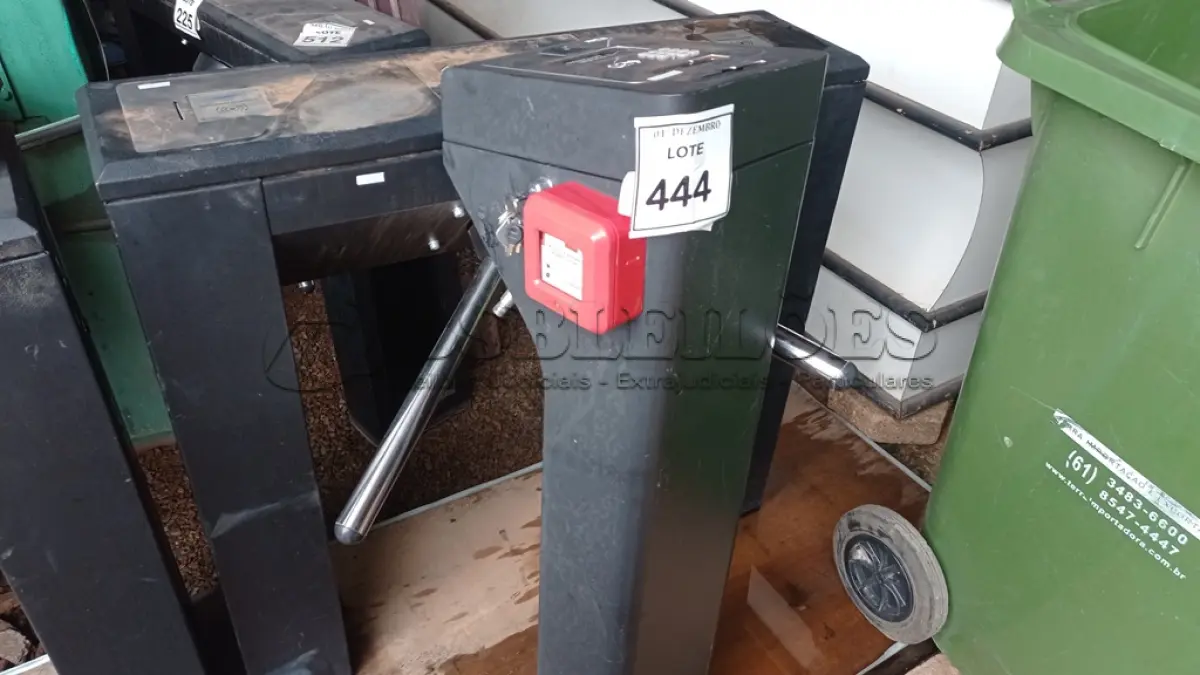 LOTE 444 - 01 CATRACA DE ACESSO. (NO ESTADO) ATENÇÃO! FAZER A VISITAÇÃO ANTES DE ARREMATAR, NÃO SABEMOS SE FUNCIONA, LEILÃO NÃO TEM GARANTIA E NEM DEVOLUÇÃO, SUJEITO A POSSÍVEIS AVARIAS VISÍVEIS/OCULTAS E/OU AUSÊNCIA DE COMPONENTES.