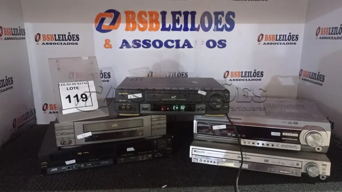 LOTE 119 - 04 APARELHOS DE VÍDEO CASSETE, 02 DVDS HOME THEATER MARCA PANASONIC. (NO ESTADO) ATENÇÃO! FAZER A VISITAÇÃO ANTES DE ARREMATAR, NÃO SABEMOS SE FUNCIONA, LEILÃO NÃO TEM GARANTIA E NEM DEVOLUÇÃO, SUJEITO A POSSÍVEIS AVARIAS VISÍVEIS/OCULTAS E/OU AUSÊNCIA DE COMPONENTES.