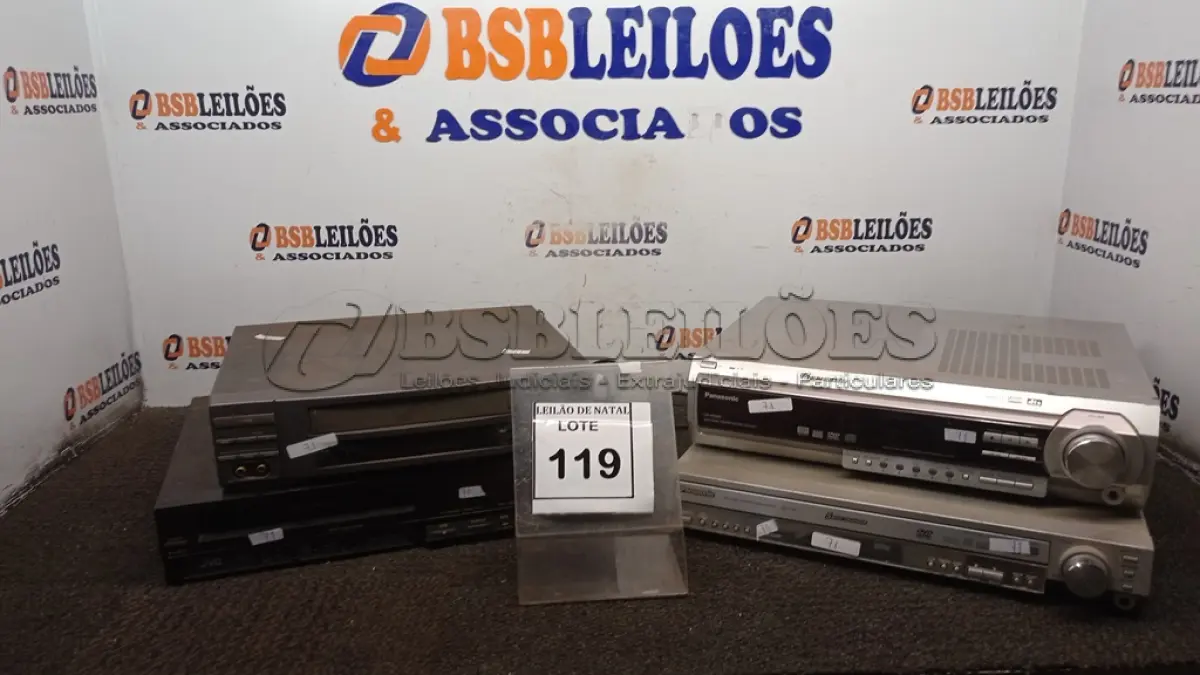 LOTE 119 - 04 APARELHOS DE VÍDEO CASSETE, 02 DVDS HOME THEATER MARCA PANASONIC. (NO ESTADO) ATENÇÃO! FAZER A VISITAÇÃO ANTES DE ARREMATAR, NÃO SABEMOS SE FUNCIONA, LEILÃO NÃO TEM GARANTIA E NEM DEVOLUÇÃO, SUJEITO A POSSÍVEIS AVARIAS VISÍVEIS/OCULTAS E/OU AUSÊNCIA DE COMPONENTES.