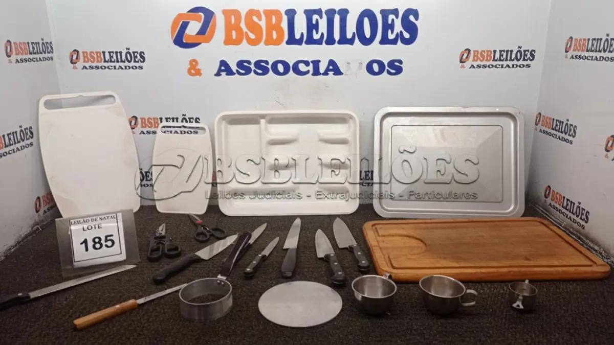 LOTE 185 - 01 LOTE COM VÁRIAS TÁBUAS, FACAS, MEDIDORES E UTENSÍLIOS DE COZINHA DIVERSOS. (NO ESTADO) ATENÇÃO! FAZER A VISITAÇÃO ANTES DE ARREMATAR, NÃO SABEMOS SE FUNCIONA, LEILÃO NÃO TEM GARANTIA E NEM DEVOLUÇÃO, SUJEITO A POSSÍVEIS AVARIAS VISÍVEIS/OCULTAS E/OU AUSÊNCIA DE COMPONENTES.