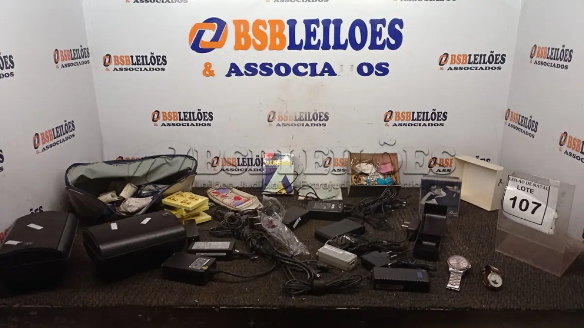 LOTE 107 - 01 LOTE COM FONTES PARA NOTEBOOKS, 01 RELÓGIO DE PULSO SECULUS, 01 RELÓGIO ORION SOL E LUA , 02 CAIXAS ACÚSTICAS INNDOR, BRINCOS E MATERIAIS PARA ESCRITÓRIO.  (NO ESTADO) ATENÇÃO! FAZER A VISITAÇÃO ANTES DE ARREMATAR, NÃO SABEMOS SE FUNCIONA, LEILÃO NÃO TEM GARANTIA E NEM DEVOLUÇÃO, SUJEITO A POSSÍVEIS AVARIAS VISÍVEIS/OCULTAS E/OU AUSÊNCIA DE COMPONENTES.