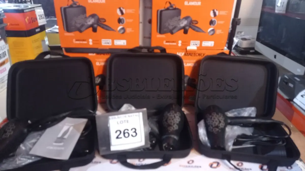 LOTE 263 - 05 SECADORES DE CABELO COM MALETA SENDO 127V MARCA MALLORY. (NO ESTADO) ATENÇÃO! FAZER A VISITAÇÃO ANTES DE ARREMATAR, NÃO SABEMOS SE FUNCIONA, LEILÃO NÃO TEM GARANTIA E NEM DEVOLUÇÃO, SUJEITO A POSSÍVEIS AVARIAS VISÍVEIS/OCULTAS E/OU AUSÊNCIA DE COMPONENTES.