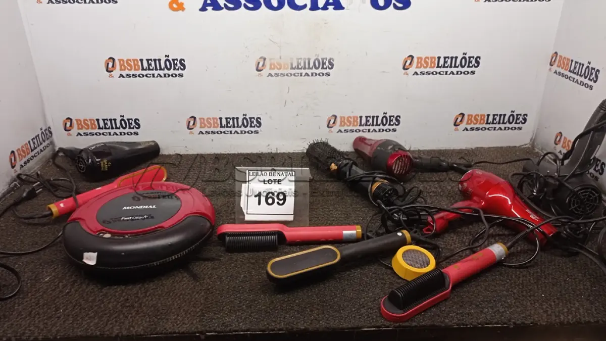 LOTE 169 - 01 ASPIRADOR ROBÔ, 01 ESCOVA ELÉTRICA, 04 SECADORES DE CABELO E 04 PRANCHAS DE CABELO DE MARCAS MODELOS DIVERSOS. (NO ESTADO) ATENÇÃO! FAZER A VISITAÇÃO ANTES DE ARREMATAR, NÃO SABEMOS SE FUNCIONA, LEILÃO NÃO TEM GARANTIA E NEM DEVOLUÇÃO, SUJEITO A POSSÍVEIS AVARIAS VISÍVEIS/OCULTAS E/OU AUSÊNCIA DE COMPONENTES.