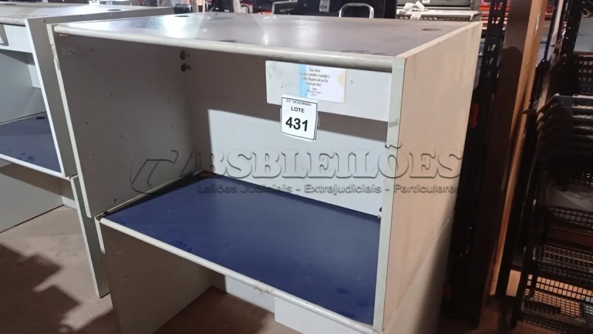LOTE 431 - 02 MESAS DE ESCRITÓRIO COM 01 GAVETA CADA. (NO ESTADO) ATENÇÃO! FAZER A VISITAÇÃO ANTES DE ARREMATAR, NÃO SABEMOS SE FUNCIONA, LEILÃO NÃO TEM GARANTIA E NEM DEVOLUÇÃO, SUJEITO A POSSÍVEIS AVARIAS VISÍVEIS/OCULTAS E/OU AUSÊNCIA DE COMPONENTES.