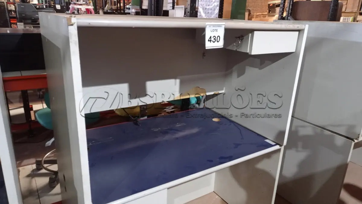 LOTE 430 - 02 MESAS DE ESCRITÓRIO COM 01 GAVETA CADA. (NO ESTADO) ATENÇÃO! FAZER A VISITAÇÃO ANTES DE ARREMATAR, NÃO SABEMOS SE FUNCIONA, LEILÃO NÃO TEM GARANTIA E NEM DEVOLUÇÃO, SUJEITO A POSSÍVEIS AVARIAS VISÍVEIS/OCULTAS E/OU AUSÊNCIA DE COMPONENTES.