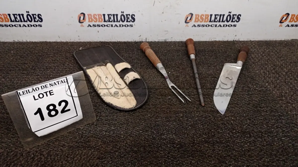 LOTE 182 - 01 KIT PARA CHURRASCO. (NO ESTADO) ATENÇÃO! FAZER A VISITAÇÃO ANTES DE ARREMATAR, NÃO SABEMOS SE FUNCIONA, LEILÃO NÃO TEM GARANTIA E NEM DEVOLUÇÃO, SUJEITO A POSSÍVEIS AVARIAS VISÍVEIS/OCULTAS E/OU AUSÊNCIA DE COMPONENTES.