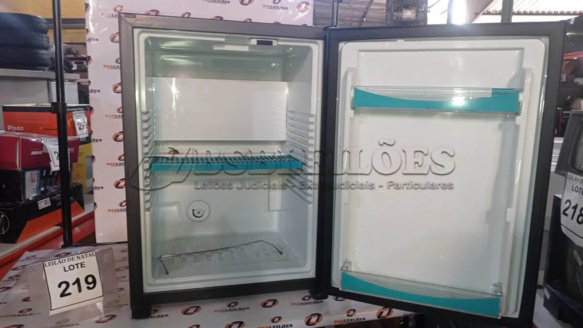 LOTE 219 - 01 FRIGOBAR MARCA ELECTROLUX. (NO ESTADO) ATENÇÃO! FAZER A VISITAÇÃO ANTES DE ARREMATAR, NÃO SABEMOS SE FUNCIONA, LEILÃO NÃO TEM GARANTIA E NEM DEVOLUÇÃO, SUJEITO A POSSÍVEIS AVARIAS VISÍVEIS/OCULTAS E/OU AUSÊNCIA DE COMPONENTES.