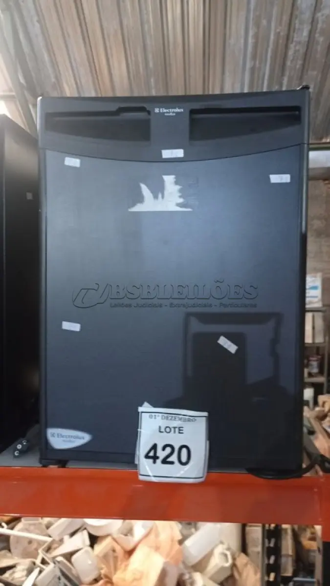 LOTE 420 - 01 FRIGOBAR MARCA ELECTROLUX. (NO ESTADO) ATENÇÃO! FAZER A VISITAÇÃO ANTES DE ARREMATAR, NÃO SABEMOS SE FUNCIONA, LEILÃO NÃO TEM GARANTIA E NEM DEVOLUÇÃO, SUJEITO A POSSÍVEIS AVARIAS VISÍVEIS/OCULTAS E/OU AUSÊNCIA DE COMPONENTES.