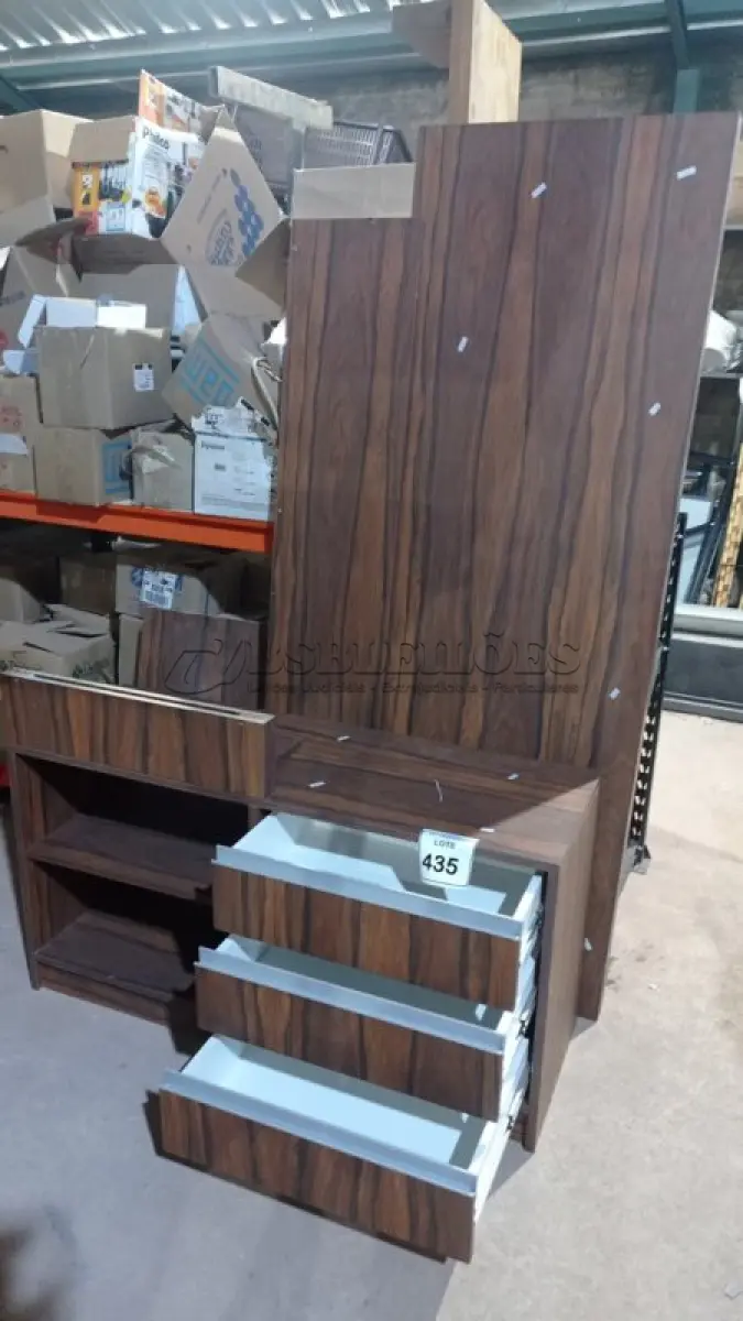 LOTE 435 - 01 RACK MADEIRA. (NO ESTADO) ATENÇÃO! FAZER A VISITAÇÃO ANTES DE ARREMATAR, NÃO SABEMOS SE FUNCIONA, LEILÃO NÃO TEM GARANTIA E NEM DEVOLUÇÃO, SUJEITO A POSSÍVEIS AVARIAS VISÍVEIS/OCULTAS E/OU AUSÊNCIA DE COMPONENTES.