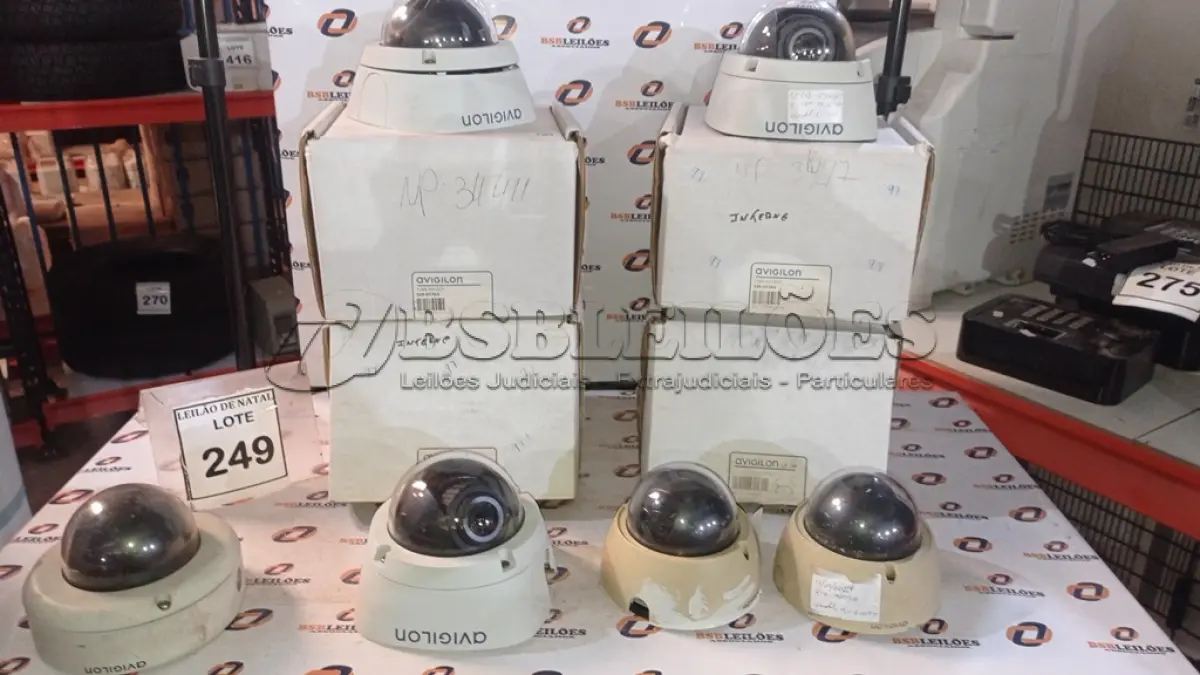 LOTE 249 - 06 CÂMERAS DE MONITORAMENTO TIPO DOME MARCA AVIGILON. (NO ESTADO) ATENÇÃO! FAZER A VISITAÇÃO ANTES DE ARREMATAR, NÃO SABEMOS SE FUNCIONA, LEILÃO NÃO TEM GARANTIA E NEM DEVOLUÇÃO, SUJEITO A POSSÍVEIS AVARIAS VISÍVEIS/OCULTAS E/OU AUSÊNCIA DE COMPONENTES.