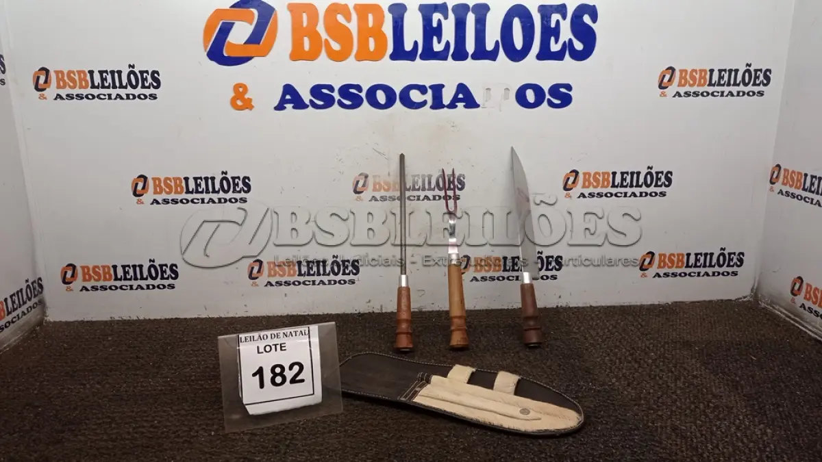 LOTE 182 - 01 KIT PARA CHURRASCO. (NO ESTADO) ATENÇÃO! FAZER A VISITAÇÃO ANTES DE ARREMATAR, NÃO SABEMOS SE FUNCIONA, LEILÃO NÃO TEM GARANTIA E NEM DEVOLUÇÃO, SUJEITO A POSSÍVEIS AVARIAS VISÍVEIS/OCULTAS E/OU AUSÊNCIA DE COMPONENTES.