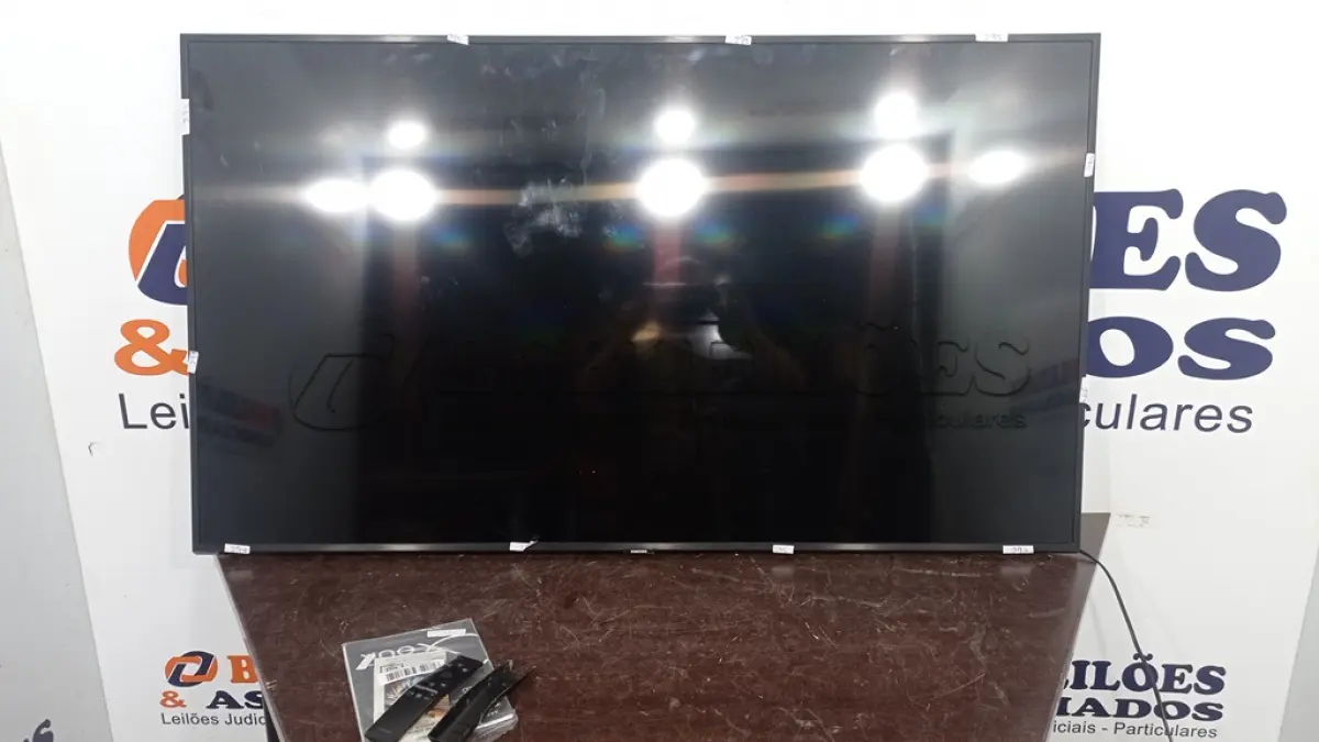 LOTE 286 - 01 TV LCD 55’’ MARCA SAMSUNG. (NO ESTADO) ATENÇÃO! FAZER A VISITAÇÃO ANTES DE ARREMATAR, NÃO SABEMOS SE FUNCIONA, LEILÃO NÃO TEM GARANTIA E NEM DEVOLUÇÃO, SUJEITO A POSSÍVEIS AVARIAS VISÍVEIS/OCULTAS E/OU AUSÊNCIA DE COMPONENTES.