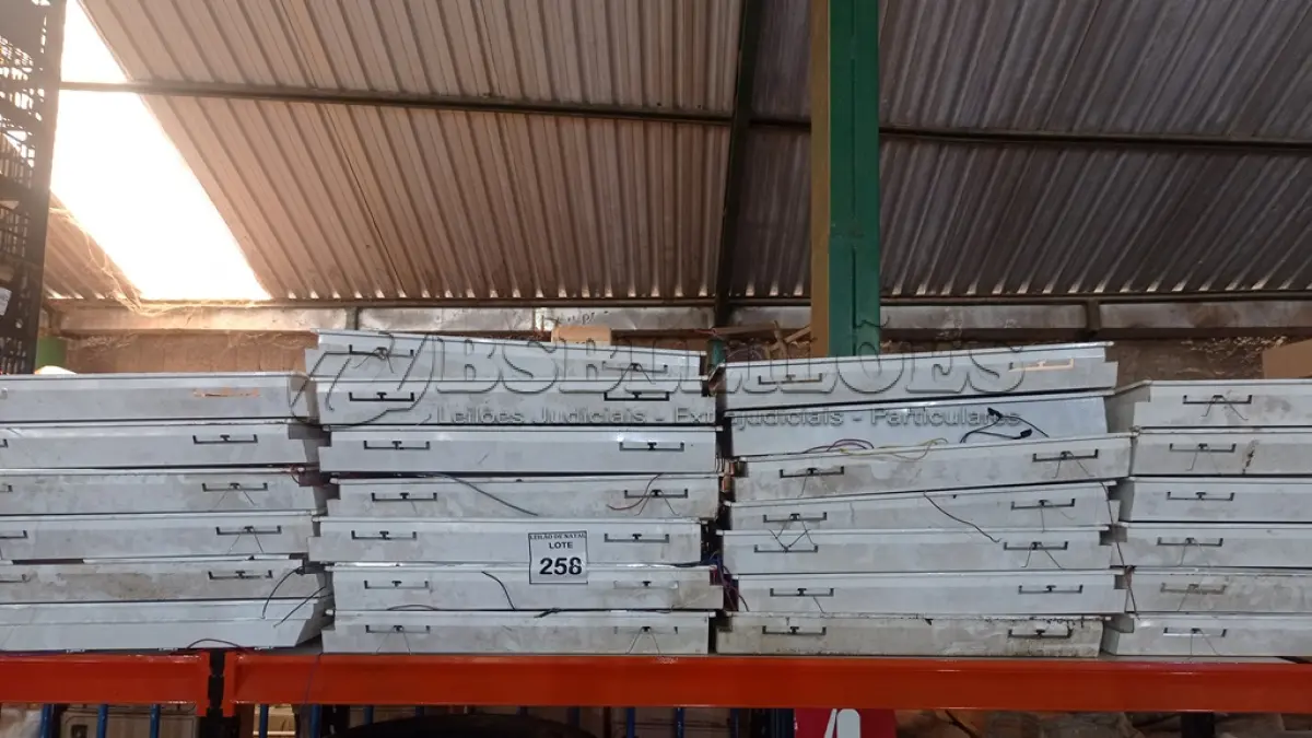 LOTE 258 - 01 LOTE COM GRANDE QUANTIDADE DE LUMINÁRIAS DE EMBUTIR. (NO ESTADO) ATENÇÃO! FAZER A VISITAÇÃO ANTES DE ARREMATAR, NÃO SABEMOS SE FUNCIONA, LEILÃO NÃO TEM GARANTIA E NEM DEVOLUÇÃO, SUJEITO A POSSÍVEIS AVARIAS VISÍVEIS/OCULTAS E/OU AUSÊNCIA DE COMPONENTES.