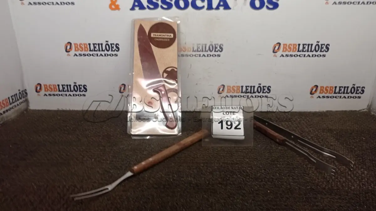 LOTE 192 - 01 KIT PARA CHURRASCO. (NO ESTADO) ATENÇÃO! FAZER A VISITAÇÃO ANTES DE ARREMATAR, NÃO SABEMOS SE FUNCIONA, LEILÃO NÃO TEM GARANTIA E NEM DEVOLUÇÃO, SUJEITO A POSSÍVEIS AVARIAS VISÍVEIS/OCULTAS E/OU AUSÊNCIA DE COMPONENTES.