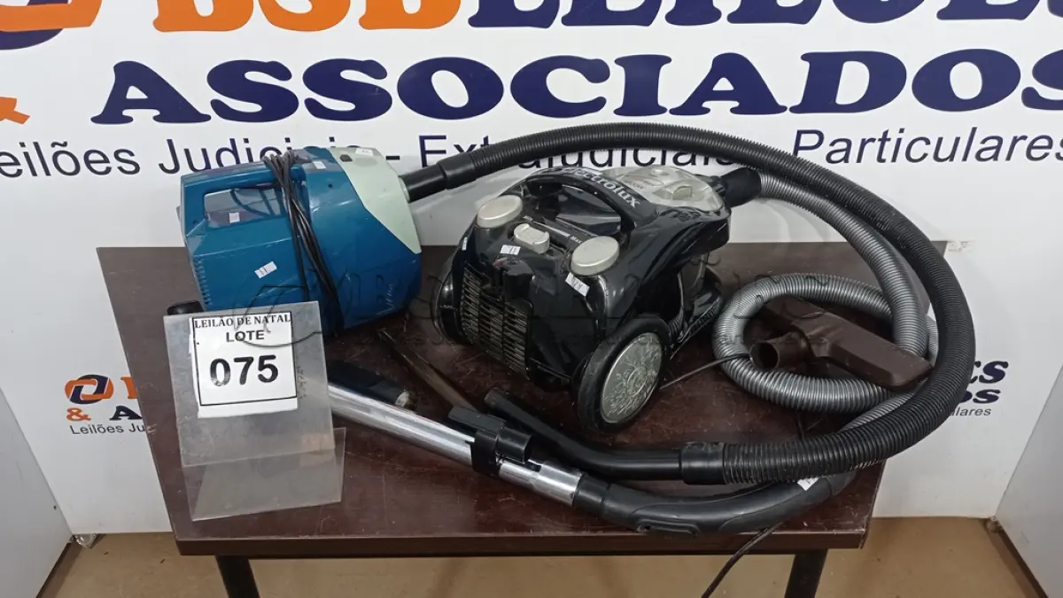 LOTE 075 - 02 ASPIRADORES DE PÓ MARCAS ELECTROLUX E ARNO. (NO ESTADO) ATENÇÃO! FAZER A VISITAÇÃO ANTES DE ARREMATAR, NÃO SABEMOS SE FUNCIONA, LEILÃO NÃO TEM GARANTIA E NEM DEVOLUÇÃO, SUJEITO A POSSÍVEIS AVARIAS VISÍVEIS/OCULTAS E/OU AUSÊNCIA DE COMPONENTES.