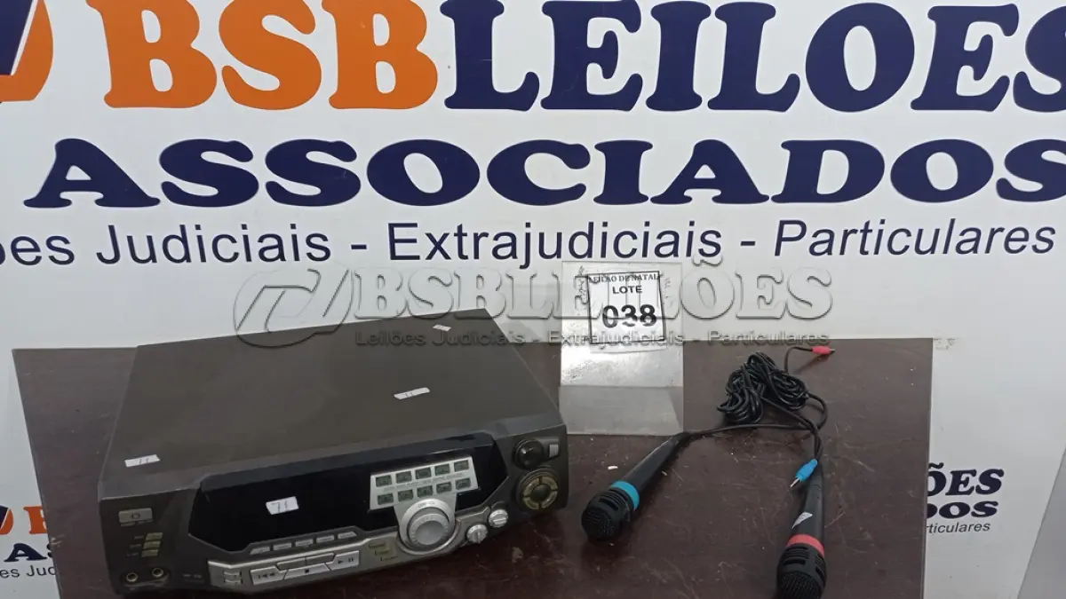 LOTE 038 - 01 KARAOKÊ COM 02 MICROFONES. (NO ESTADO) ATENÇÃO! FAZER A VISITAÇÃO ANTES DE ARREMATAR, NÃO SABEMOS SE FUNCIONA, LEILÃO NÃO TEM GARANTIA E NEM DEVOLUÇÃO, SUJEITO A POSSÍVEIS AVARIAS VISÍVEIS/OCULTAS E/OU AUSÊNCIA DE COMPONENTES.