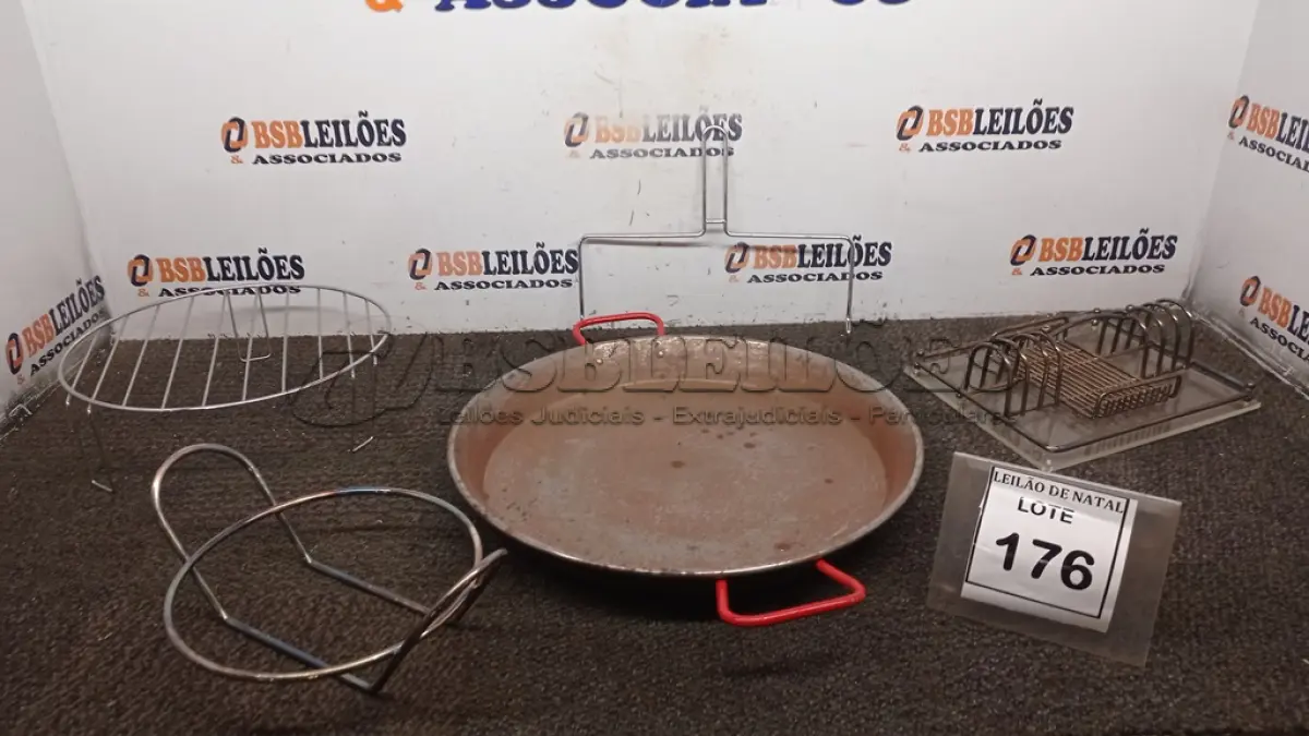 LOTE 176 - 01 TACHO DE FERRO E 03 SUPORTES DE COZINHA MODELOS DIVERSOS. (NO ESTADO) ATENÇÃO! FAZER A VISITAÇÃO ANTES DE ARREMATAR, NÃO SABEMOS SE FUNCIONA, LEILÃO NÃO TEM GARANTIA E NEM DEVOLUÇÃO, SUJEITO A POSSÍVEIS AVARIAS VISÍVEIS/OCULTAS E/OU AUSÊNCIA DE COMPONENTES.