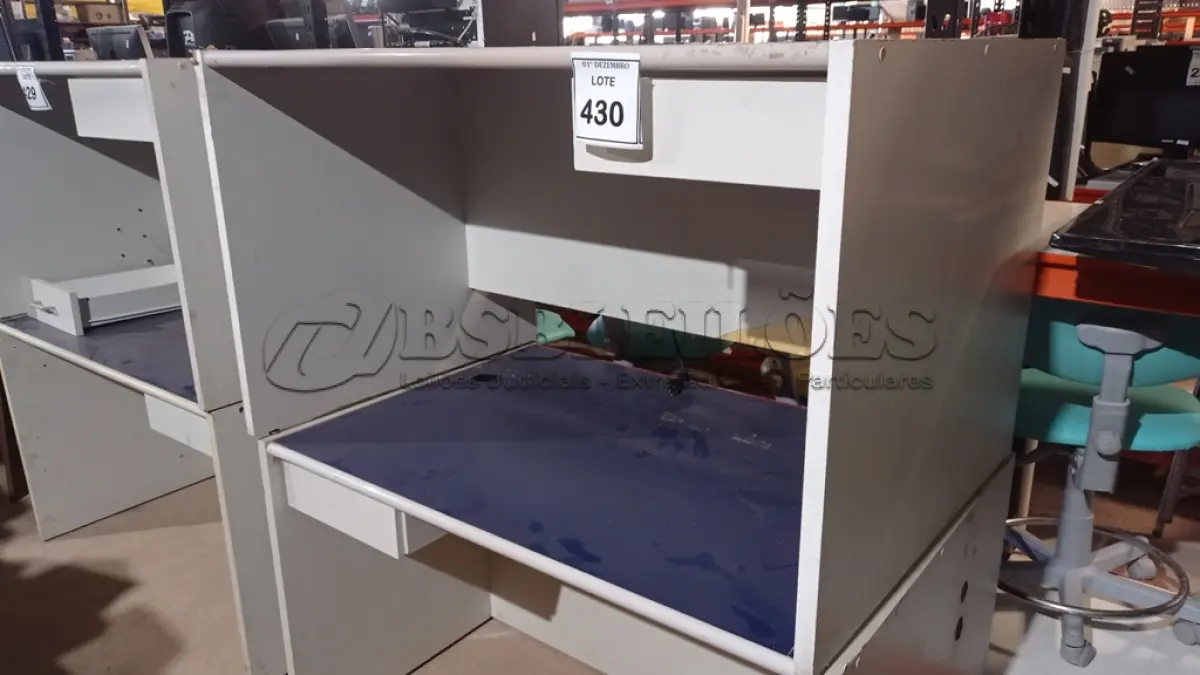 LOTE 430 - 02 MESAS DE ESCRITÓRIO COM 01 GAVETA CADA. (NO ESTADO) ATENÇÃO! FAZER A VISITAÇÃO ANTES DE ARREMATAR, NÃO SABEMOS SE FUNCIONA, LEILÃO NÃO TEM GARANTIA E NEM DEVOLUÇÃO, SUJEITO A POSSÍVEIS AVARIAS VISÍVEIS/OCULTAS E/OU AUSÊNCIA DE COMPONENTES.