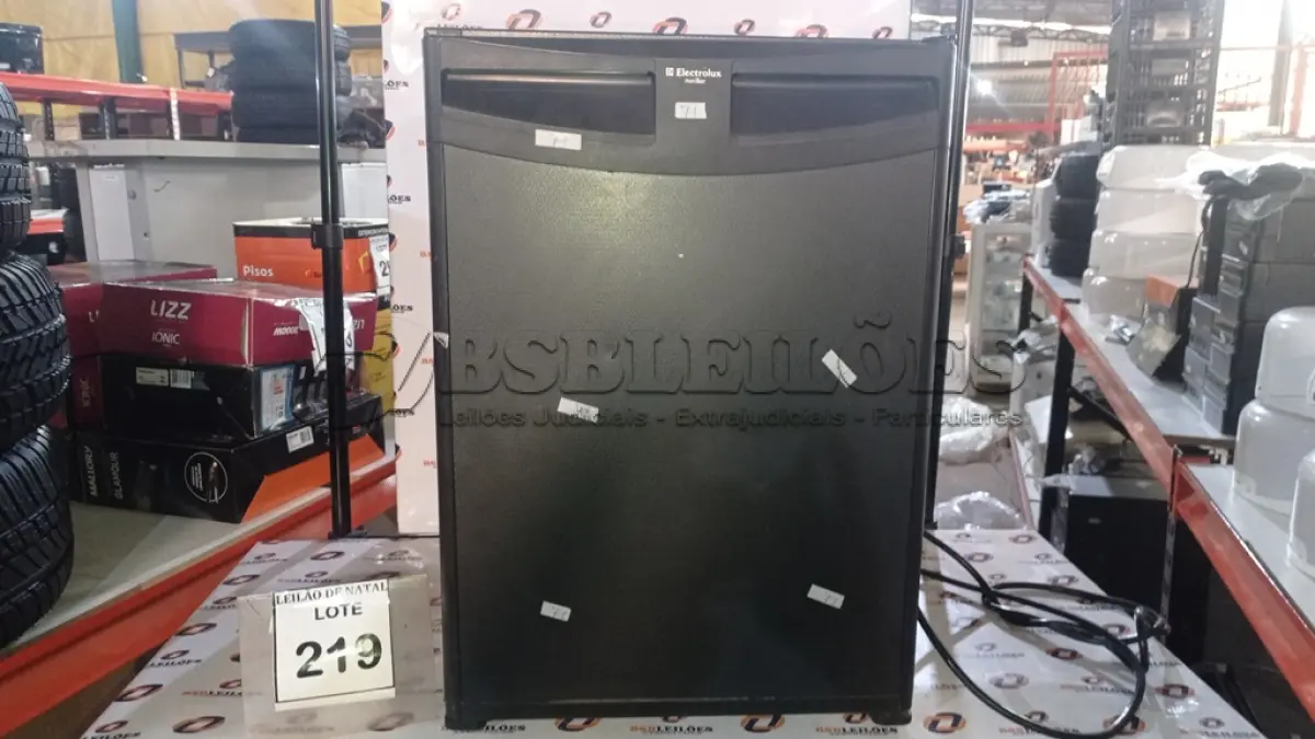 LOTE 219 - 01 FRIGOBAR MARCA ELECTROLUX. (NO ESTADO) ATENÇÃO! FAZER A VISITAÇÃO ANTES DE ARREMATAR, NÃO SABEMOS SE FUNCIONA, LEILÃO NÃO TEM GARANTIA E NEM DEVOLUÇÃO, SUJEITO A POSSÍVEIS AVARIAS VISÍVEIS/OCULTAS E/OU AUSÊNCIA DE COMPONENTES.