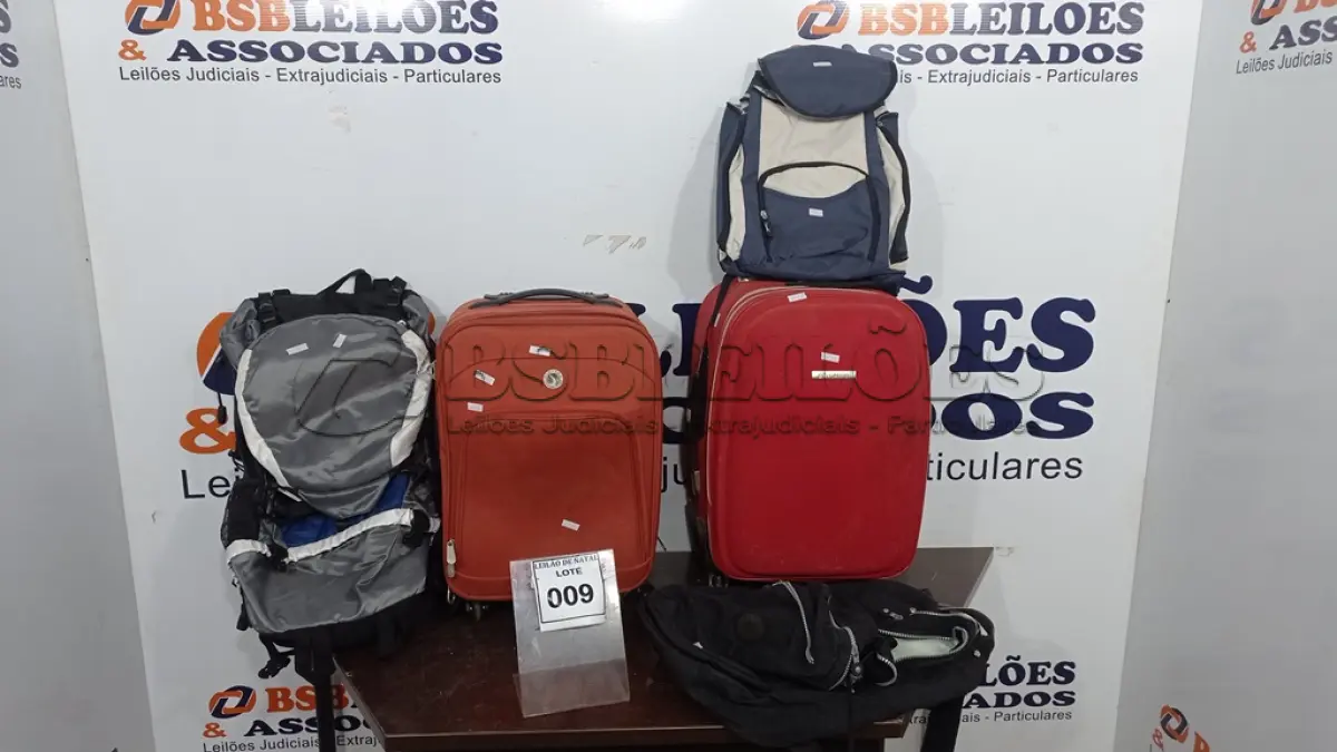 LOTE 009 - 02 MALAS COM RODINHAS E 03 BOLSAS. (NO ESTADO) ATENÇÃO! FAZER A VISITAÇÃO ANTES DE ARREMATAR, NÃO SABEMOS SE FUNCIONA, LEILÃO NÃO TEM GARANTIA E NEM DEVOLUÇÃO, SUJEITO A POSSÍVEIS AVARIAS VISÍVEIS/OCULTAS E/OU AUSÊNCIA DE COMPONENTES.