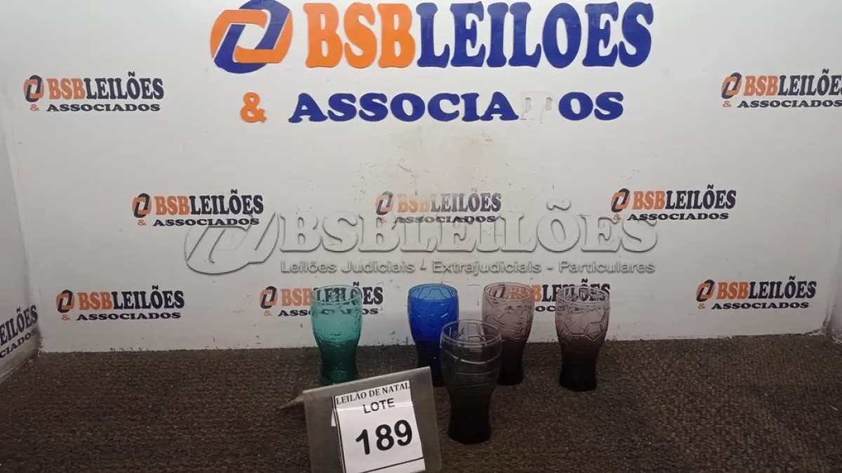 LOTE 189 - 05 COPOS DECORATIVOS COM TEMA DA COPA DO MUNDO MARCA COCA COLA. (NO ESTADO) ATENÇÃO! FAZER A VISITAÇÃO ANTES DE ARREMATAR, NÃO SABEMOS SE FUNCIONA, LEILÃO NÃO TEM GARANTIA E NEM DEVOLUÇÃO, SUJEITO A POSSÍVEIS AVARIAS VISÍVEIS/OCULTAS E/OU AUSÊNCIA DE COMPONENTES.