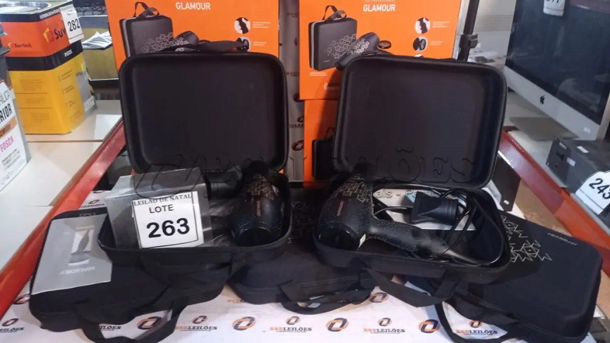 LOTE 263 - 05 SECADORES DE CABELO COM MALETA SENDO 127V MARCA MALLORY. (NO ESTADO) ATENÇÃO! FAZER A VISITAÇÃO ANTES DE ARREMATAR, NÃO SABEMOS SE FUNCIONA, LEILÃO NÃO TEM GARANTIA E NEM DEVOLUÇÃO, SUJEITO A POSSÍVEIS AVARIAS VISÍVEIS/OCULTAS E/OU AUSÊNCIA DE COMPONENTES.