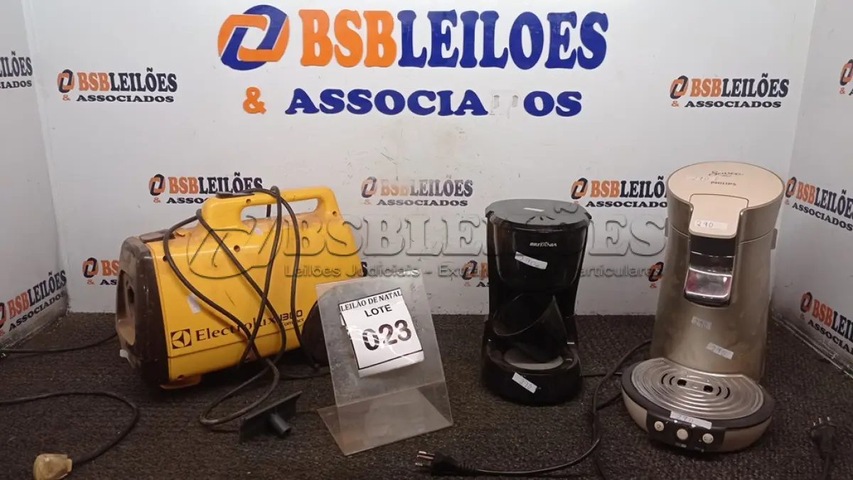 LOTE 023 - 02 CAFETEIRAS E 01 ASPIRADOR (INCOMPLETO). (NO ESTADO) ATENÇÃO! FAZER A VISITAÇÃO ANTES DE ARREMATAR, NÃO SABEMOS SE FUNCIONA, LEILÃO NÃO TEM GARANTIA E NEM DEVOLUÇÃO, SUJEITO A POSSÍVEIS AVARIAS VISÍVEIS/OCULTAS E/OU AUSÊNCIA DE COMPONENTES.