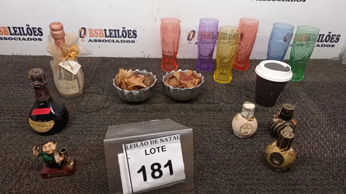 LOTE 181 - 06 COPOS PERSONALIZADOS MARCA COCA COLA, 05 GARRAFAS DECORATIVAS E 02 VASOS DECORATIVO PEQUENOS. (NO ESTADO) ATENÇÃO! FAZER A VISITAÇÃO ANTES DE ARREMATAR, NÃO SABEMOS SE FUNCIONA, LEILÃO NÃO TEM GARANTIA E NEM DEVOLUÇÃO, SUJEITO A POSSÍVEIS AVARIAS VISÍVEIS/OCULTAS E/OU AUSÊNCIA DE COMPONENTES.