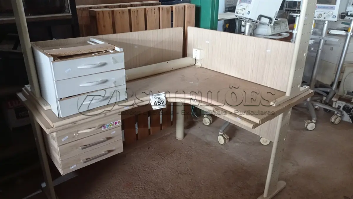 LOTE 452 - 02 MESAS EM L COM 03 GAVETAS CADA. (NO ESTADO) ATENÇÃO! FAZER A VISITAÇÃO ANTES DE ARREMATAR, NÃO SABEMOS SE FUNCIONA, LEILÃO NÃO TEM GARANTIA E NEM DEVOLUÇÃO, SUJEITO A POSSÍVEIS AVARIAS VISÍVEIS/OCULTAS E/OU AUSÊNCIA DE COMPONENTES.