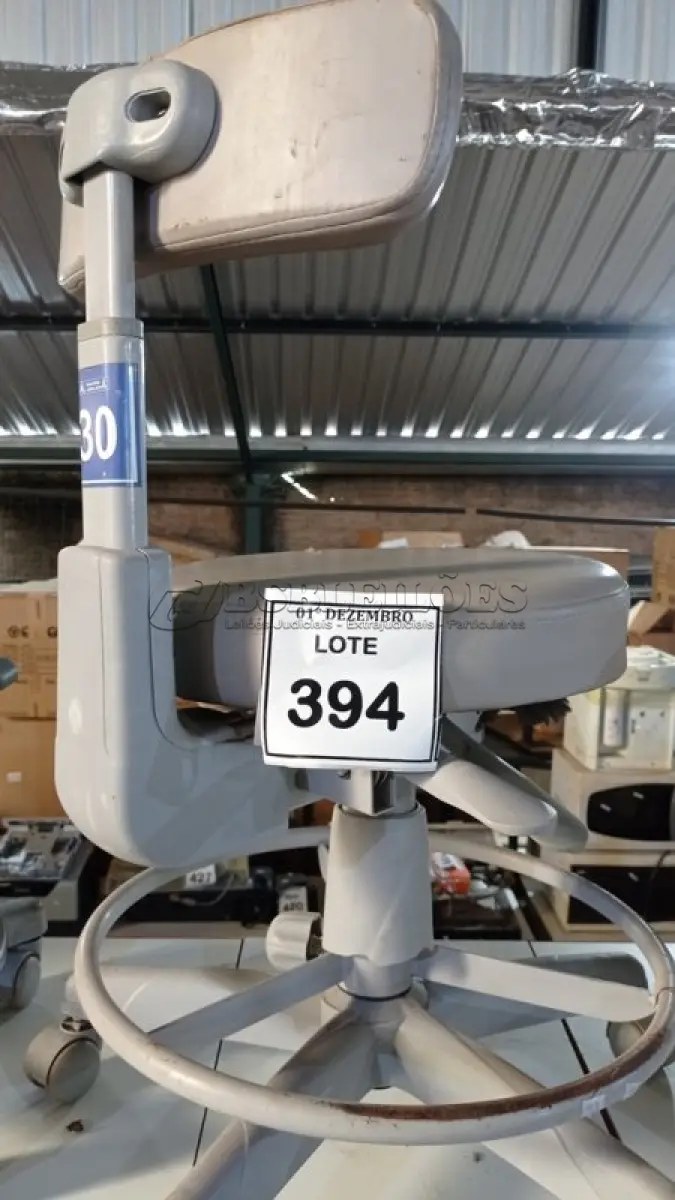LOTE 394 - 01 CADEIRA MOCHO GIRATÓRIA. (NO ESTADO) ATENÇÃO! FAZER A VISITAÇÃO ANTES DE ARREMATAR, NÃO SABEMOS SE FUNCIONA, LEILÃO NÃO TEM GARANTIA E NEM DEVOLUÇÃO, SUJEITO A POSSÍVEIS AVARIAS VISÍVEIS/OCULTAS E/OU AUSÊNCIA DE COMPONENTES.